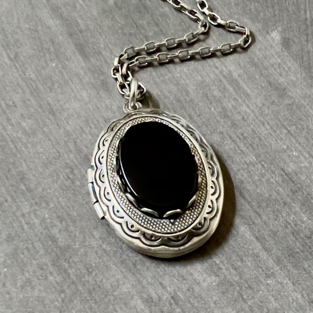☆関税込☆VINTAGE HOLLYWOOD★Black Oval Stone Necklace★ Oval Onyx Locket Necklace Vintage Inspired Black Gemstone