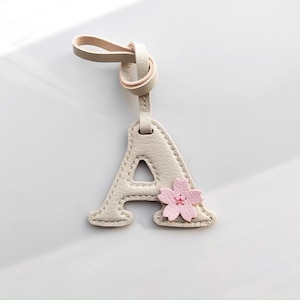 Pendentif lettrage Sakura pendentif porte-clés personnalisation porte-clés de voiture fait main pur sac pendentif artisanat en cuir fait main