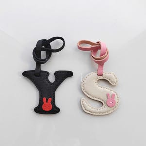 Pendentif en cuir avec lettrage de lapin pendentif porte-clés Personnalisation porte-clés de voiture fait main pur sac pendentif artisanat en cuir fait main