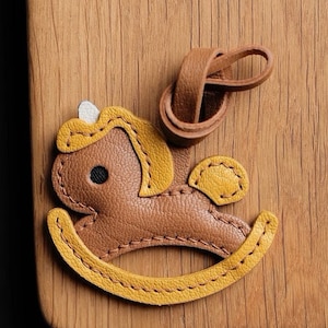 Cheval à bascule porte-clés cartable pendentif personnalisation pur fait main voiture porte-clés sac pendentif artisanat en cuir fait main