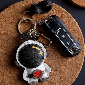 Astronaute poupée porte-clés cartable pendentif personnalisation pur fait main voiture porte-clés sac pendentif artisanat en cuir fait main