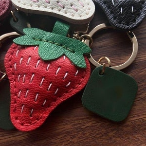 Pendentif fraise, personnalisation, porte-clés de voiture fait main, pendentif de sac, artisanat en cuir fait main