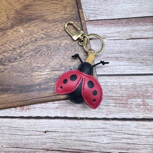 Pendentif coccinelle sept étoiles, pendentif insecte, pendentif en peau de chèvre fait main