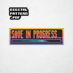 Può includere: Un design pixelato con la scritta "SAVE IN PROGRESS..." e una barra di avanzamento, su uno sfondo sfumato di arancione, rosa e viola. Le parole "DIGITAL PATTERN .PDF" sono anch'esse visualizzate in un font pixelato.