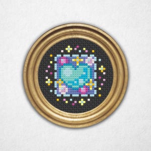 Puede incluir: Un diseño de punto de cruz enmarcado que presenta un corazón azul con estrellas amarillas y flores rosas sobre un fondo negro.