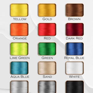 Puede incluir: Una tabla que muestra las opciones de color de hilo para bordar. Los colores son: amarillo, dorado, marr&oacute;n, naranja, rojo, rojo oscuro, verde lima, verde, azul real, azul aguamarina, arena, blanco, gris claro, gris oscuro y negro.