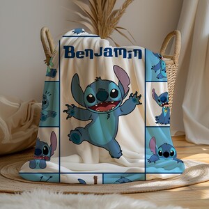 Peut inclure: Une couverture bleue et blanche repr&eacute;sentant le personnage Stitch du film Disney Lilo & Stitch. La couverture pr&eacute;sente une grande image centrale de Stitch et de petites images autour du bord. Le nom "Benjamin" est imprim&eacute; en haut.