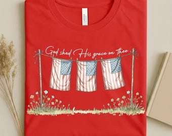 Camiseta "Dios derramó su gracia sobre ti" / Camiseta cristiana patriótica del 4 de julio / Regalo vintage con bandera y flores silvestres para ella / Camisetas del país bendecido de América