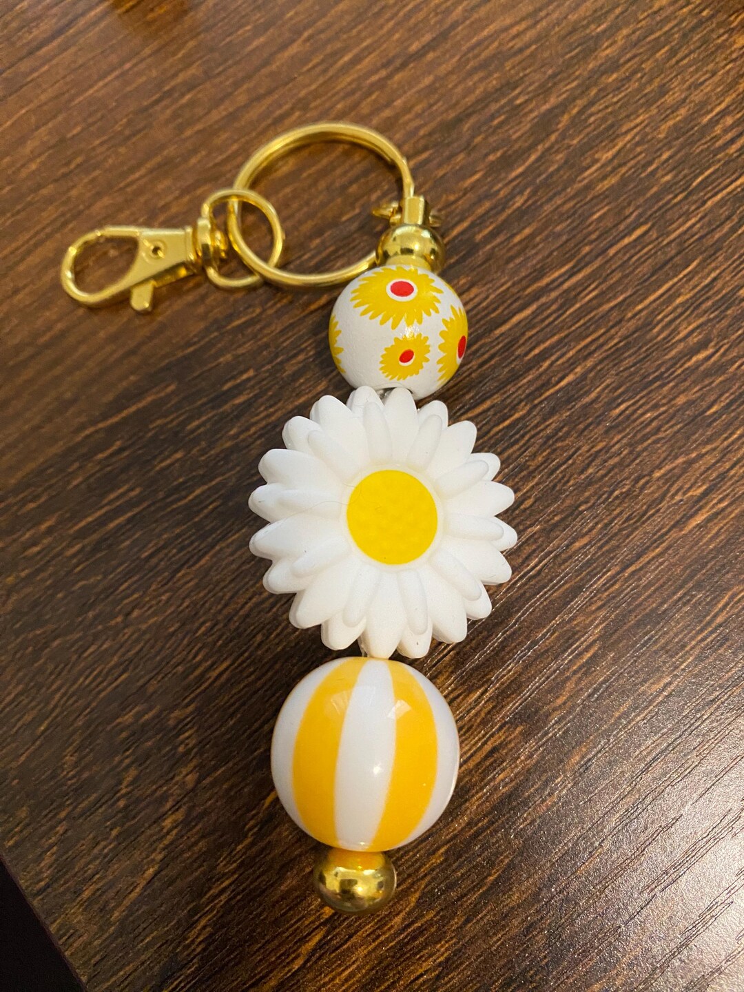 White Daisy Gold Colored Beaded Keychain - Etsy