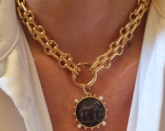 Colar com pingente de moeda de cavalo dourado: medalhão vintage robusto