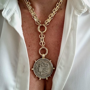 Collar vintage con moneda de oro y medallón.