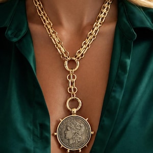 Collar con medallón de moneda de oro: estilo vintage, cadena chapada en oro.