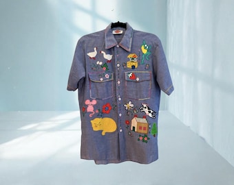 Vintage Besticktes Chambray Shirt | Buntes Folk Art Western Top | 60er/70er Jahre Statement