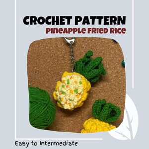 Patrón de crochet de arroz frito con piña, comida de fruta de costura baja, amigurumi, juguete de guardería para niños, llavero con media piña, amuleto de la suerte y la prosperidad