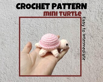 Mini tartaruga schema uncinetto tartaruga rosa amigurumi PDF carina piccola tartaruga affascinante peluche creatura marina portachiavi regalo