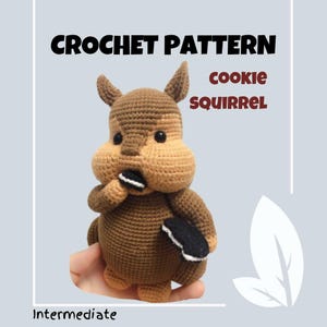 Op de afbeelding: Haakpatroon voor een bruine en tan cookie eekhoorn amigurumi. De eekhoorn houdt een chocoladekoekje in zijn poot en heeft een koekje in zijn mond. Het patroon is gelabeld "cookie eekhoorn" en "intermediate".