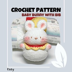 Op de afbeelding: Haakpatroon voor een wit babykonijn met een gele en rode slabbetje. Het patroon is gemarkeerd met "Easy" en bevat de tekst "Baby Bunny with Bib".