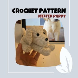 Puede incluir: Un juguete de cachorro tejido a ganchillo en color crema con ojos y nariz negros. La imagen incluye el texto "CROCHET PATTERN MELTED PUPPY". El cachorro está tumbado con las patas extendidas. El fondo está borroso.