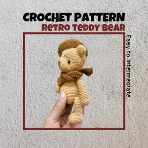 Retro Björn Virkmönster Vintage Nallebjörn med Baskermössa Halsduk Amigurumi Gammal Klassisk Björn Plyschleksak Rund Platt Mössa Djurdocka