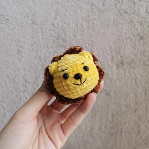 笑顔のライオンキーホルダー 手作り かわいいミニライオン かわいいライオンヘッド かぎ針編み アミグルミ 動物ペンダント ギフト