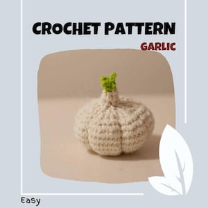 Puede incluir: Patrón de crochet para un amigurumi de ajo. El ajo es blanco con una parte superior verde y está tejido a crochet en un estilo realista. El patrón está etiquetado como "Fácil" y "Ajo".