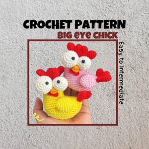Puede incluir: Patrón de crochet para un pollito de ojos grandes. El patrón incluye dos pollitos, uno rosa y uno amarillo, con grandes ojos blancos y picos rojos. El patrón se describe como fácil a intermedio.