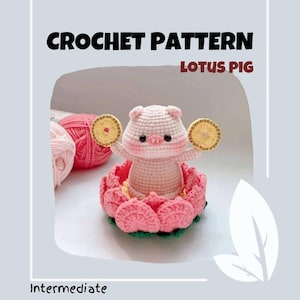 Puede incluir: Un cerdito de ganchillo sosteniendo dos círculos amarillos, sentado en una flor de loto rosa. El texto "CROCHET PATTERN LOTUS PIG" está en la parte superior. La palabra "Intermediate" está en la parte inferior. Dos ovillos de lana en el fondo.
