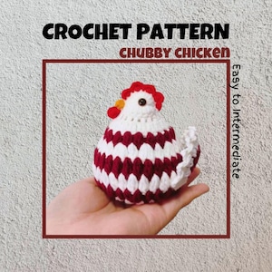 Op de afbeelding: Een handgemaakte gehaakte kip in wit en bordeauxrood, vastgehouden in een hand. De kip heeft een rode kam en gele lellen. Tekst op de afbeelding luidt "CROCHET PATTERN CHUBBY CHICKEN" en "Easy to Intermediate".
