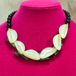 Vintage LEE SANDS Black & White Mother of Pearl Shell Black Glass Beaded 18&quot; Necklace