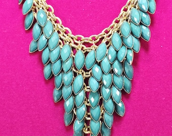 Collar babero vintage de lucita facetada color azul aguamarina con cadena tono oro.