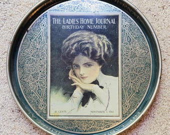 Reprodução de 1910 da Cheinco para a bandeja publicitária feminina da revista Ladies Home Journal, com 13,5 polegadas.
