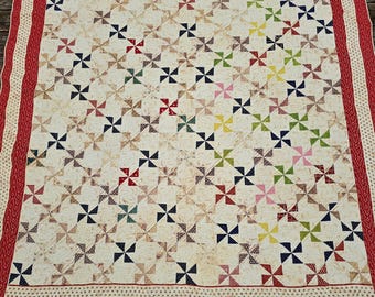 Quilt met antiek speldenwiel in bruin, rood en blauw
