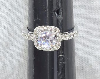 Anello solitario vintage, con zircone centrale rotondo circondato da piccole pietre quadrate lungo la fascia, color argento, taglia 8.