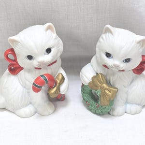 Statuette natalizie vintage Homco a forma di gatto bianco con ghirlanda natalizia, bastoncino di zucchero 5112