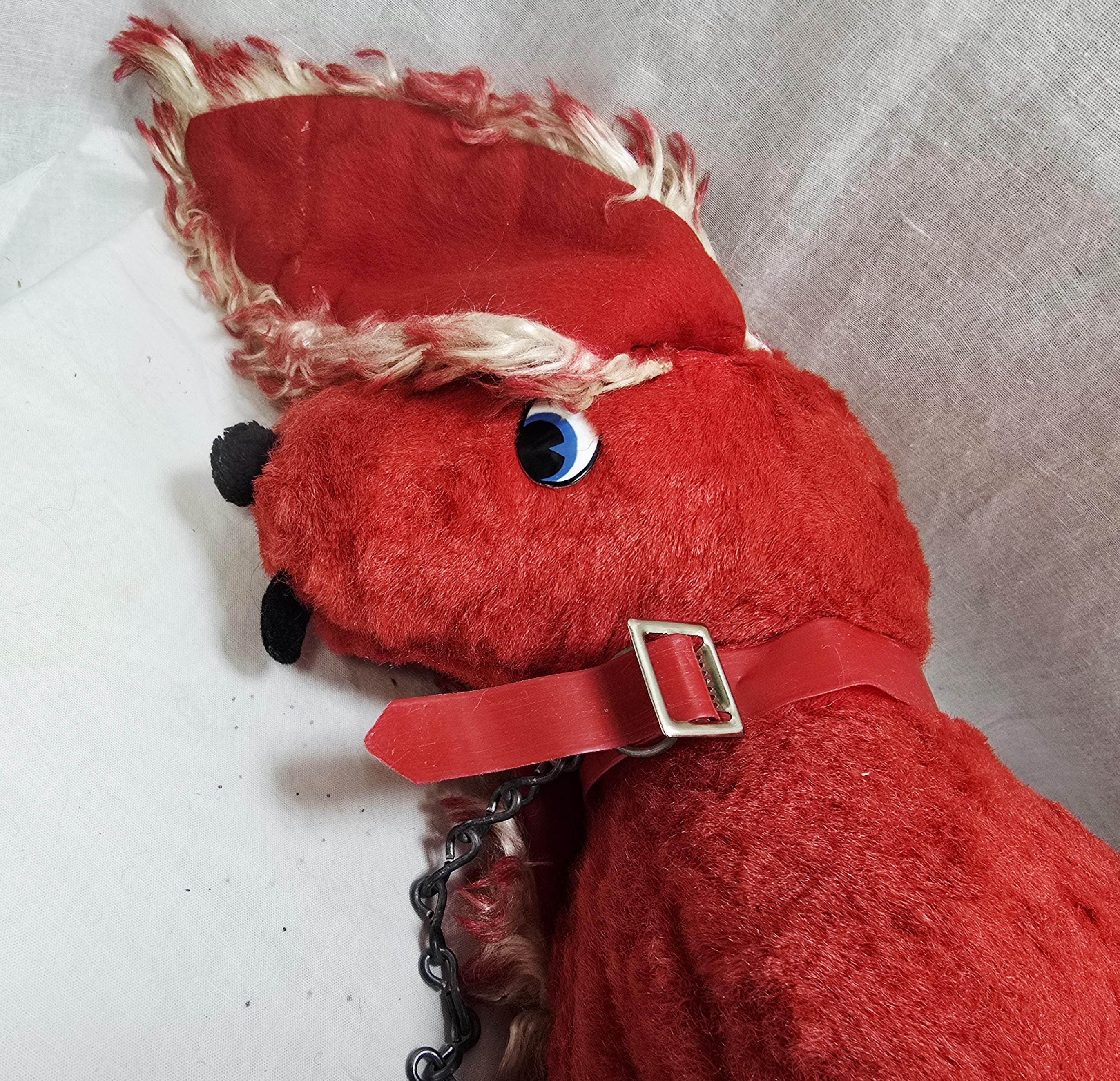 1950年代のヴィンテージの赤いぬいぐるみのプードル犬。赤い首輪と