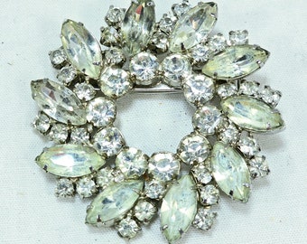 Spilla vintage in metallo color argento con strass trasparenti a forma di fiore degli anni '50, grande e multistrato