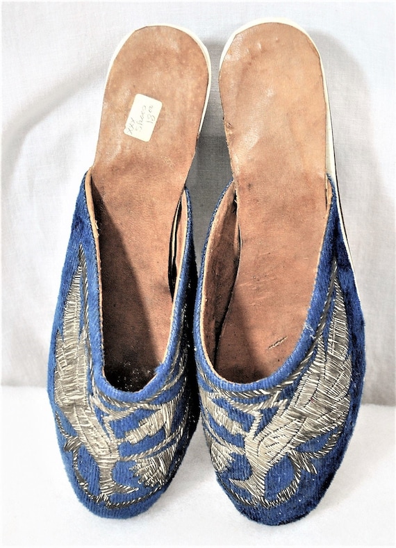 Geisha Antique Shoes, Blue Velvet Japanese Slip-ons, Fire
