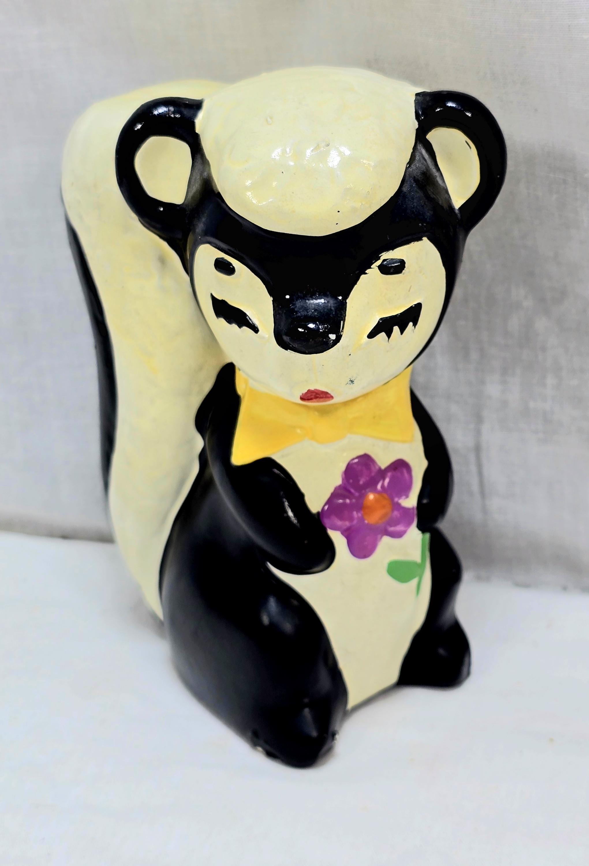 昭和レトロ　くま　スカンク　陶器　置物 花を持ったキッチュなヴィンテージ擬人化スカンク銀行陶器置物 - Etsy 日本