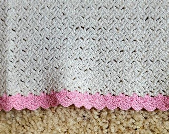 napperon au crochet vintage, blanc rectangulaire avec bordure rose