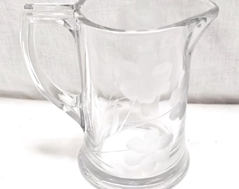 Antyczny dzbanek do mleka z trawionego szkła z kwiatowym wzorem