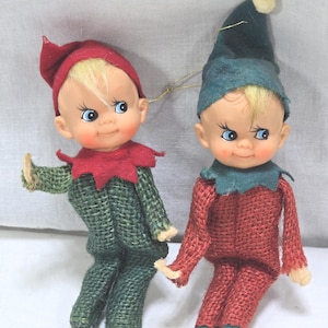 Par de duendes vintage de arpillera, adornos para árbol de Navidad con caras de plástico.