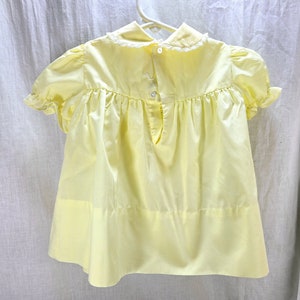 Robe jaune et blanche Un petit ange vintage de 24 mois, chevaux smockés Merry Go Round, bébés filles l image 3