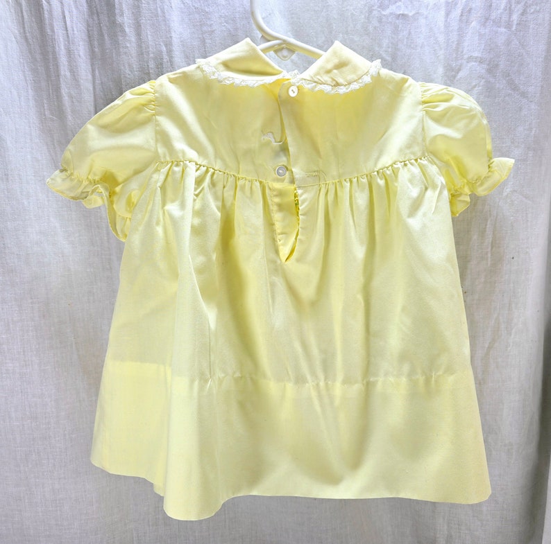 Robe jaune et blanche Un petit ange vintage de 24 mois, chevaux smockés Merry Go Round, bébés filles l image 3