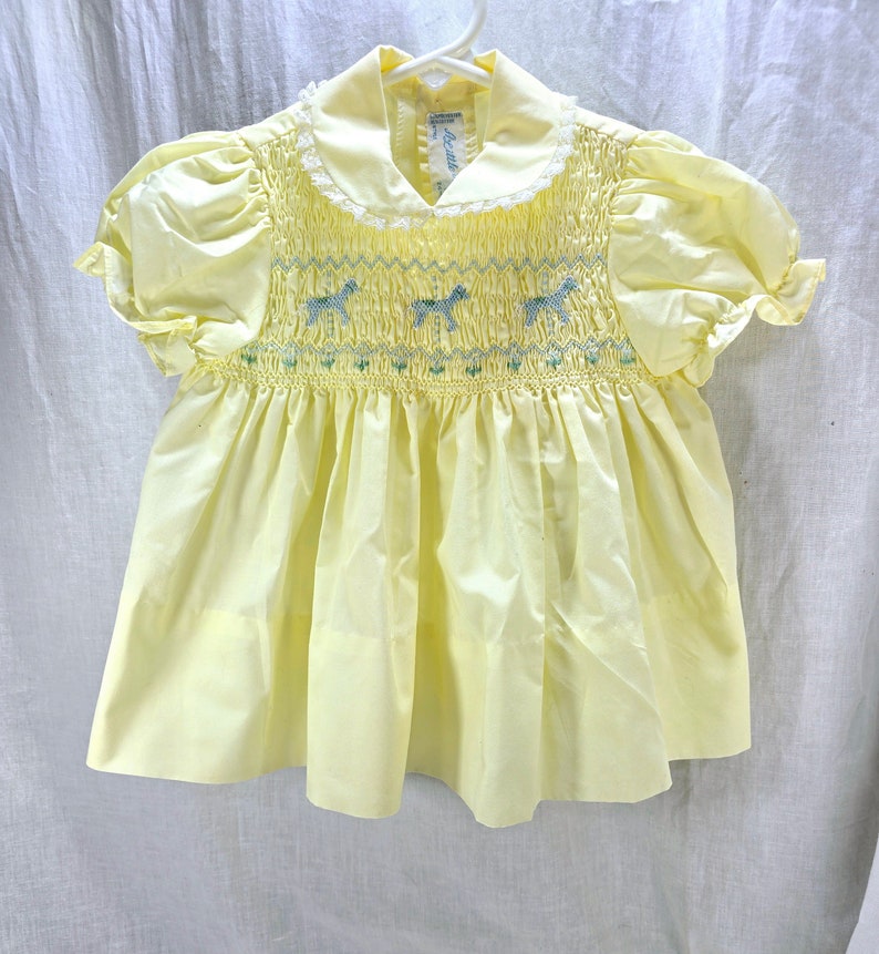 Robe jaune et blanche Un petit ange vintage de 24 mois, chevaux smockés Merry Go Round, bébés filles l image 1