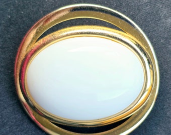 Vintage ondertekende Avon Gold Tone ovale dikke dikke grote witte Lucite Cabochon Pin broche