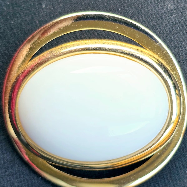 Vintage Signed Avon Gold Tone Oval Chunky Bold Big White Lucite Cabochon Pin Brooch