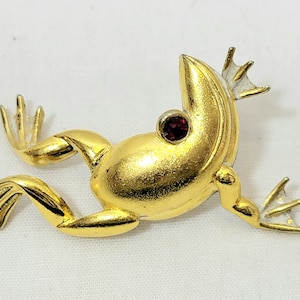 Vintage Jumping Frog Brooch in Gold Tone 3D