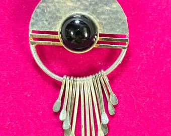 Vintage gelede deco-stijl cirkelbroche, zwarte middensteen met bewegende hangers