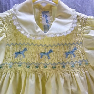 Robe jaune et blanche Un petit ange vintage de 24 mois, chevaux smockés Merry Go Round, bébés filles l image 2