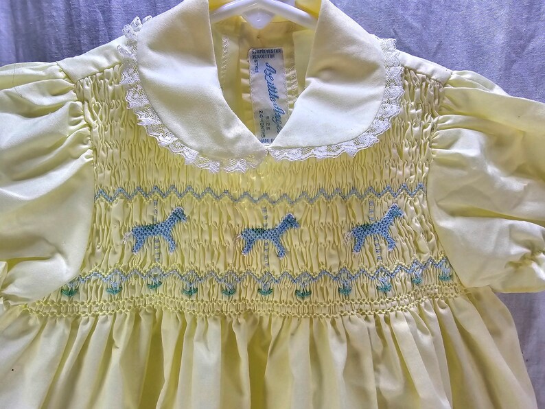 Robe jaune et blanche Un petit ange vintage de 24 mois, chevaux smockés Merry Go Round, bébés filles l image 2